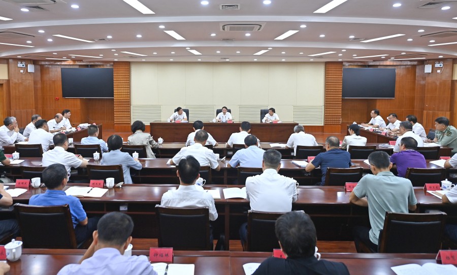 黃喜忠主持召開(kāi)市委理論學(xué)習(xí)中心組專(zhuān)題學(xué)習(xí)會(huì)